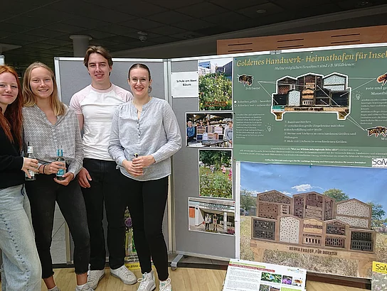 Schülerinnen und Schüler der SaM informieren an ihrem Stand im Kreishaus über ihre Projekte.