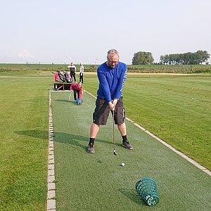 Schüler und Lehrer spielen Golf in Warwerort