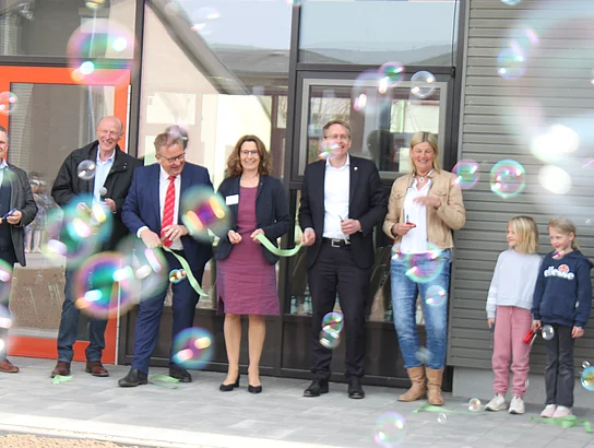 Einweihung neue Grundschule Büsum. Einweihungsfeier. Außenansicht. Band durchschneiden. Dietmar Böcker Gerd Gehrts Hans-Jürgen Lütje Andrea Vanselo Ministerpräsident Daniel Günther Heike Dorn Grundschüler. Seifenblasen.