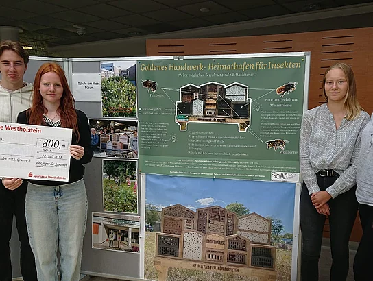 Schülerinnen und Schüler der SaM informieren an ihrem Stand im Kreishaus über ihre Projekte