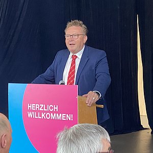 Einweihung neue Grundschule Büsum. Einweihungsfeier. Innenansicht. Aula. Bürgermeister Hans-Jürgen Lütje am Rednerpult.