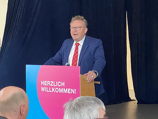 Einweihung neue Grundschule Büsum. Einweihungsfeier. Innenansicht. Aula. Bürgermeister Hans-Jürgen Lütje am Rednerpult.