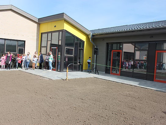 Einweihung neue Grundschule Büsum. Einweihungsfeier. Außenansicht. Grundschüler und Kollegium warten auf Beginn.