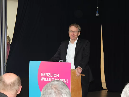 Einweihung neue Grundschule Büsum. Einweihungsfeier. Innenansicht. Aula. Ministerpräsident Daniel Günther am Rednerpult