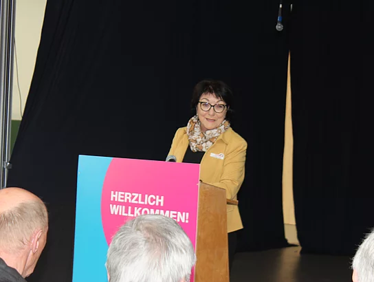 Einweihung neue Grundschule Büsum. Einweihungsfeier. Innenansicht. Aula. Kreispräsidentin Ute Borwieck-Dethlefs am Rednerpult