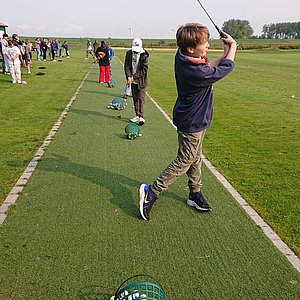 Schüler spielen Golf in Warwerort