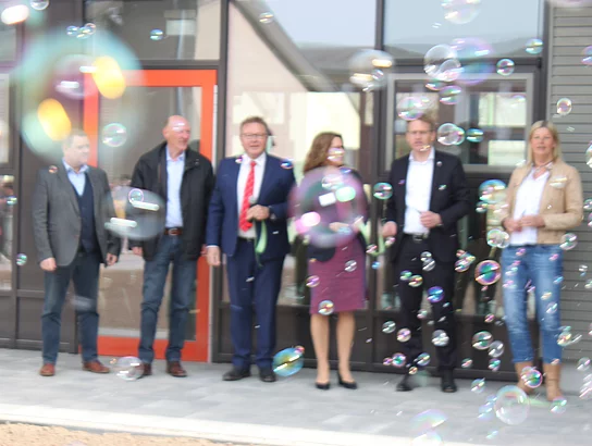 Einweihung neue Grundschule Büsum. Einweihungsfeier. Außenansicht. Band durchschneiden. Dietmar Böcker Gerd Gehrts Hans-Jürgen Lütje Andrea Vanselow Ministerpräsident Daniel Günther Heike Dorn. Seifenblasen.