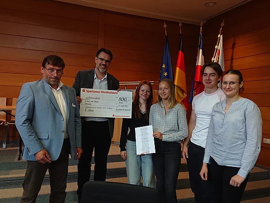 Schülerinnen der SaM nehmen den Preis für Platz 1 im Umweltpreis entgegen.