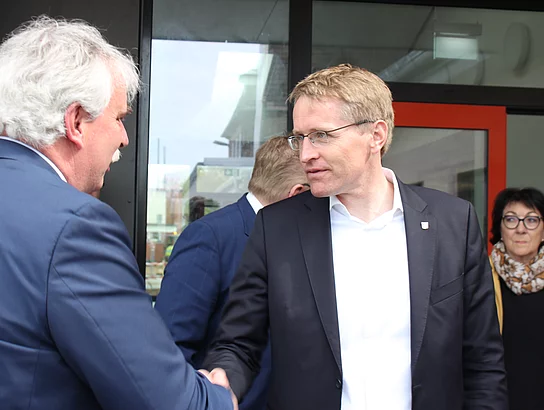 Einweihung neue Grundschule Büsum. Einweihungsfeier. Innenansicht. Minispräsident Daniel Günther verabschiedet sich von Schulleiter Kurt Siemund..