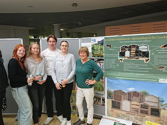 Schülerinnen und Schüler der SaM informieren an ihrem Stand im Kreishaus über ihre Projekte