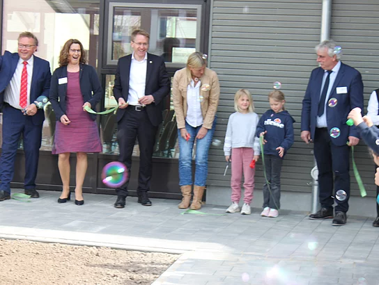 Einweihung neue Grundschule Büsum. Einweihungsfeier. Außenansicht. Band durchschneiden. Dietmar Böcker Gerd Gehrts Hans-Jürgen Lütje Andrea Vanselo Ministerpräsident Daniel Günther Heike Dorn Grundschüler Kurt Siemund. Seifenblasen.