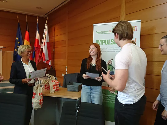 Schülerinnen der SaM nehmen die Auszeichnung zur Zukunftsschule entgegen.