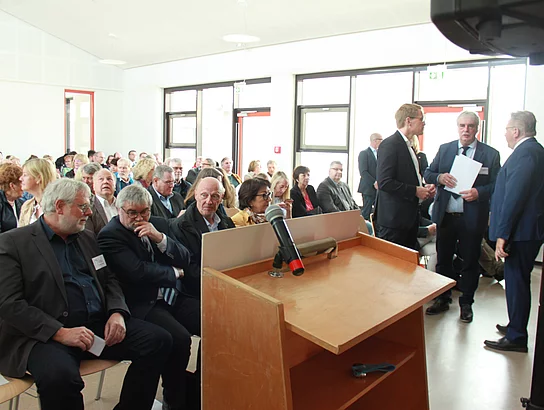Einweihung neue Grundschule Büsum. Einweihungsfeier. Innenansicht. Aula. Geladene Gäste. Ministerpräsident Daniel Günther mit Schulleiter Kurt Siemund und Bürgermeister Hans-Jürgen Lütje.