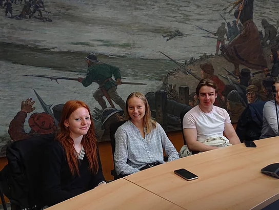 Schülerinnen und Schüler der SaM warten im Saal des Kreishauses auf die Preisverleihung.