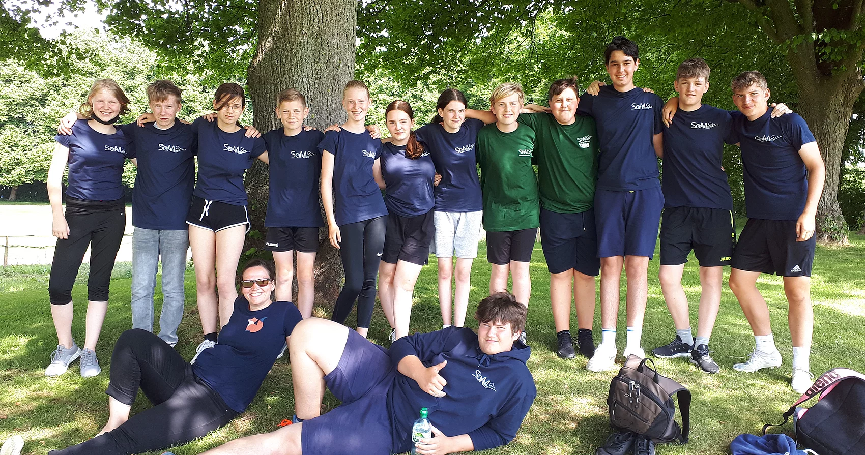 Verbraucherbildung an der Schule am Meer. Schüler posieren auf dem Rasen für ein Gruppenbild..