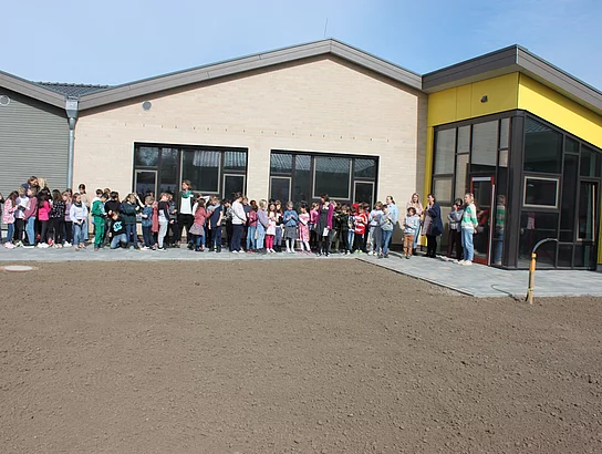 Einweihung neue Grundschule Büsum. Einweihungsfeier. Außenansicht. Grundschüler und Kollegium warten auf Beginn.