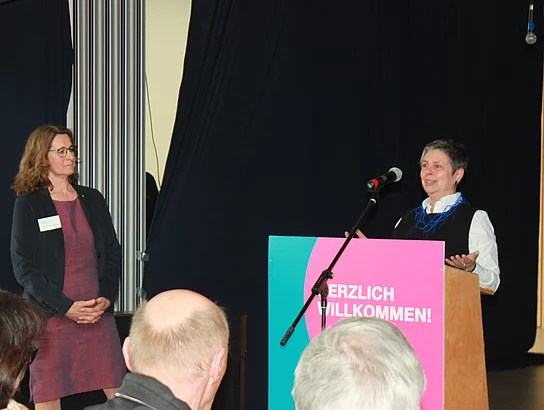 Einweihung neue Grundschule Büsum. Einweihungsfeier. Innenansicht. Aula. Architektin Tegtmeier am Rednerpult