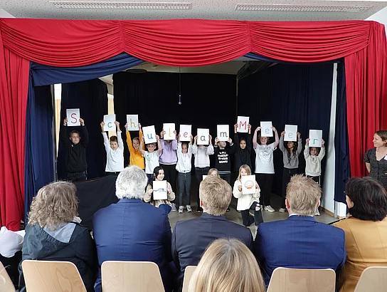 Einweihung neue Grundschule Büsum. Einweihungsfeier. Innenansicht. Aula. Geladene Gäste. Aufführung der Kinder.