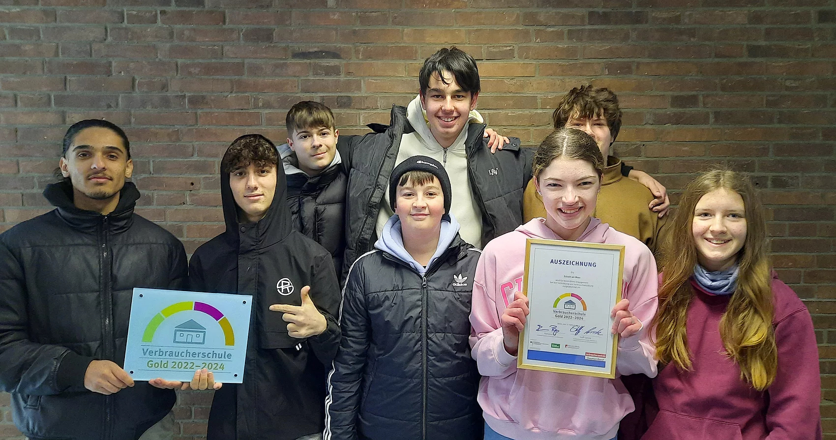 Schule am Meer hat Auszeichnung als Verbraucherschule GOLD. Gruppenbild mit Schülern. Präsentation der Urkunde