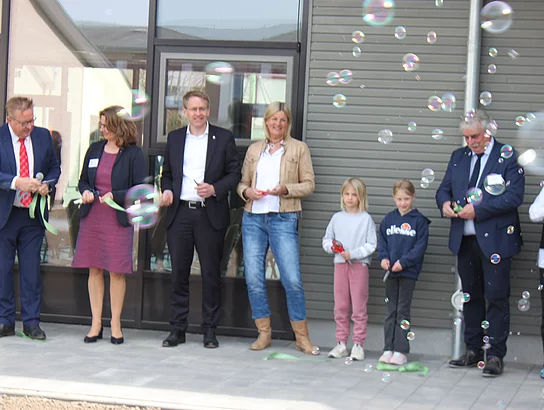 Einweihung neue Grundschule Büsum. Einweihungsfeier. Außenansicht. Band durchschneiden. Dietmar Böcker Gerd Gehrts Hans-Jürgen Lütje Andrea Vanselo Ministerpräsident Daniel Günther Heike Dorn Grundschüler Kurt Siemund. Seifenblasen.