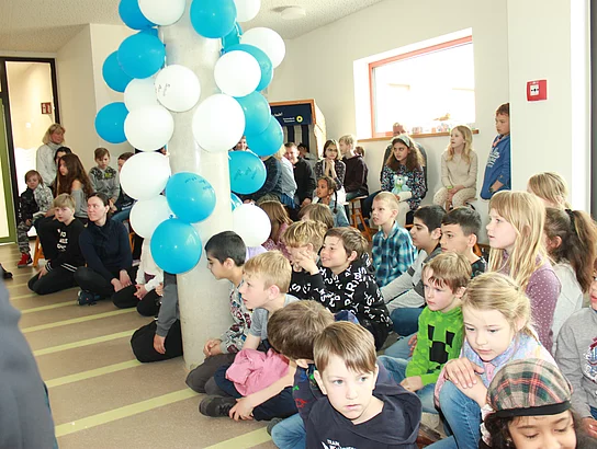 Einweihung neue Grundschule Büsum. Einweihungsfeier. Innenansicht. Aula. Schüler verfolgen das Programm.