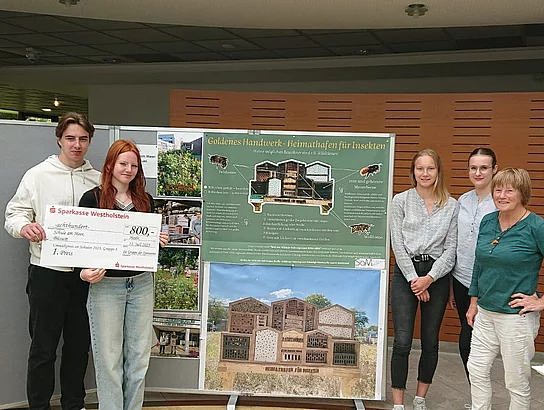 Schülerinnen und Schüler der SaM informieren an ihrem Stand im Kreishaus über ihre Projekte