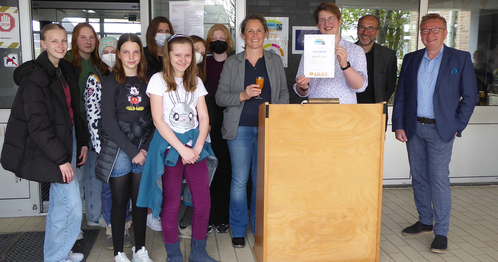 Fairtrade AG: Gruppenbild der AG. Pressetermin zu den Themen Rezertifizierung als Fairtrade School und "Einsatz von fair produzierten Bällen in Büsum".