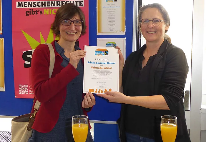 Eine Welt-Promotorin Antje Edler (links) überreicht der AG-Leiterin Britta Baar die Auszeichnung als Fairtrade School.