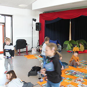 Welttag des Buches. Grundschüler veranstalten Bücherflohmarkt in der neuen Aula. 