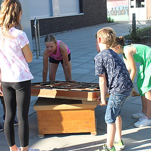 Sommerfest. Schüler spielen auf dem Schulhof.
