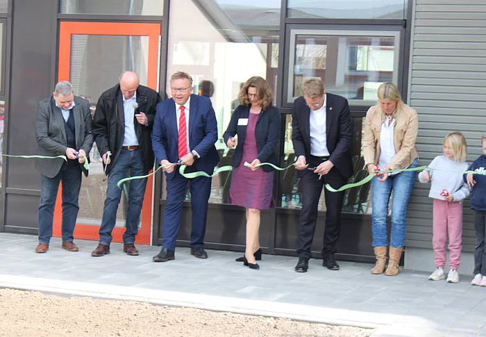 Einweihung neue Grundschule Büsum. Einweihungsfeier. Außenansicht. Band durchschneiden. Dietmar Böcker Gerd Gehrts Hans-Jürgen Lütje Andrea Vanselo Ministerpräsident Daniel Günther Heike Dorn Grundschüler.