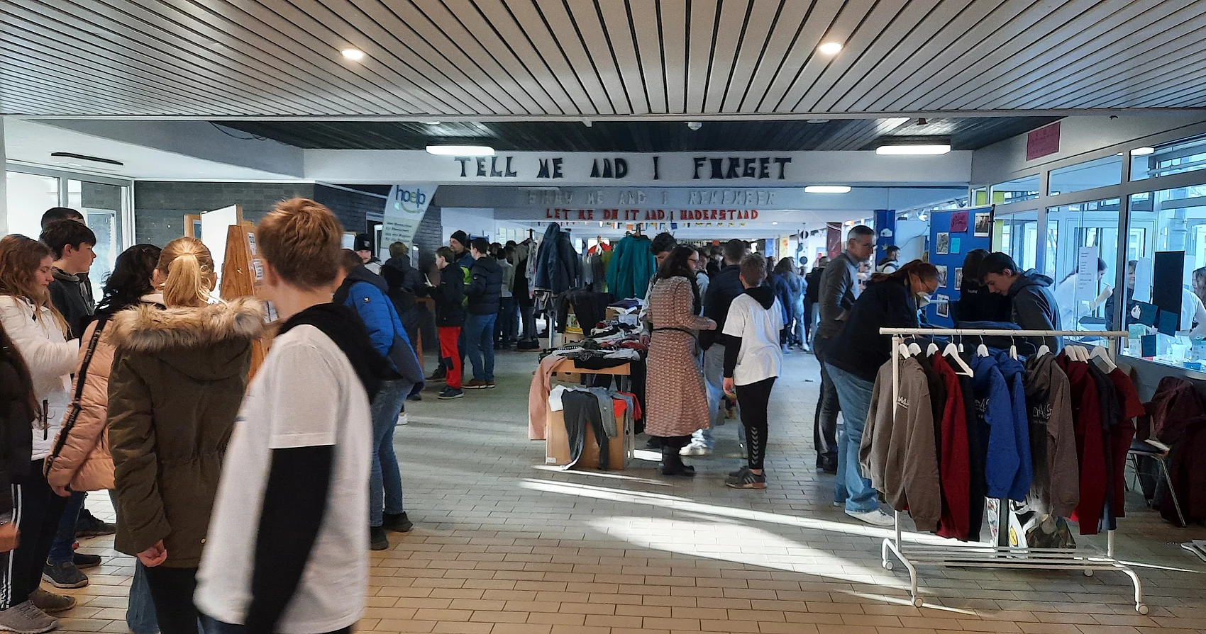 Verbraucherbildung an der Schule am Meer. Schüler organisieren mit hoelp einen Flohmarkt für Kleidung in der Aula.
