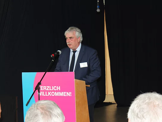 Einweihung neue Grundschule Büsum. Einweihungsfeier. Innenansicht. Aula. Schulleiter Kurt Siemund am Rednerpult.