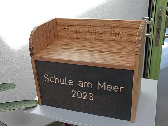 Einweihung neue Grundschule Büsum. Einweihungsfeier. Innenansicht. Eine Spendenbox in Form einer Bank für den Schulhof. Für die Bank werden Spenden gesammelt. .