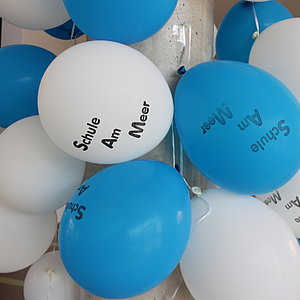 Einweihung neue Grundschule Büsum. Einweihungsfeier. Innenansicht. Aula. Blaue und weiße Luftballons mit Aufdruck "Schule am Meer". Dekoration.