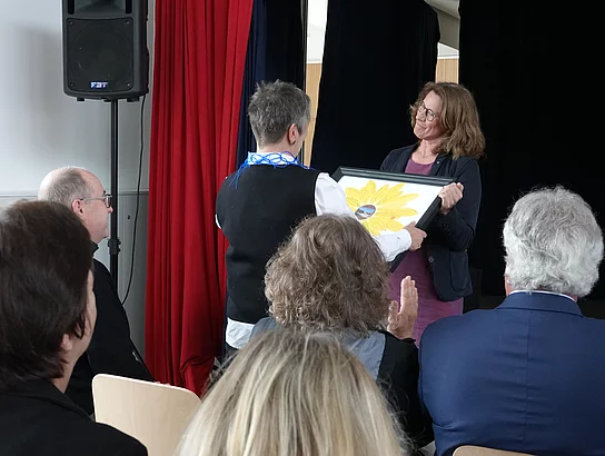 Einweihung neue Grundschule Büsum. Einweihungsfeier. Innenansicht. Aula. Architektin Tegtmeier und Grundschulleiterin Vanselow.