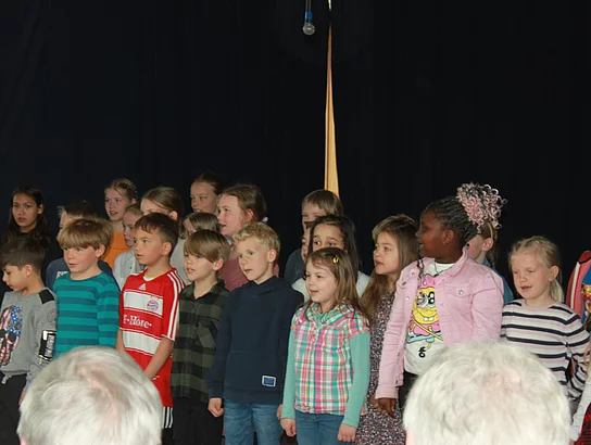 Einweihung neue Grundschule Büsum. Einweihungsfeier. Innenansicht. Aula. Aufführung der Kinder.